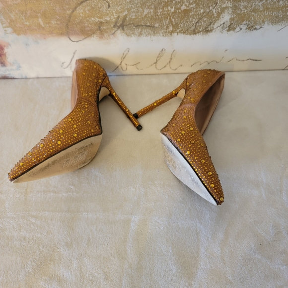 Anne Michelle Size 7 Gold Studded Heels - Picture 3 of 4